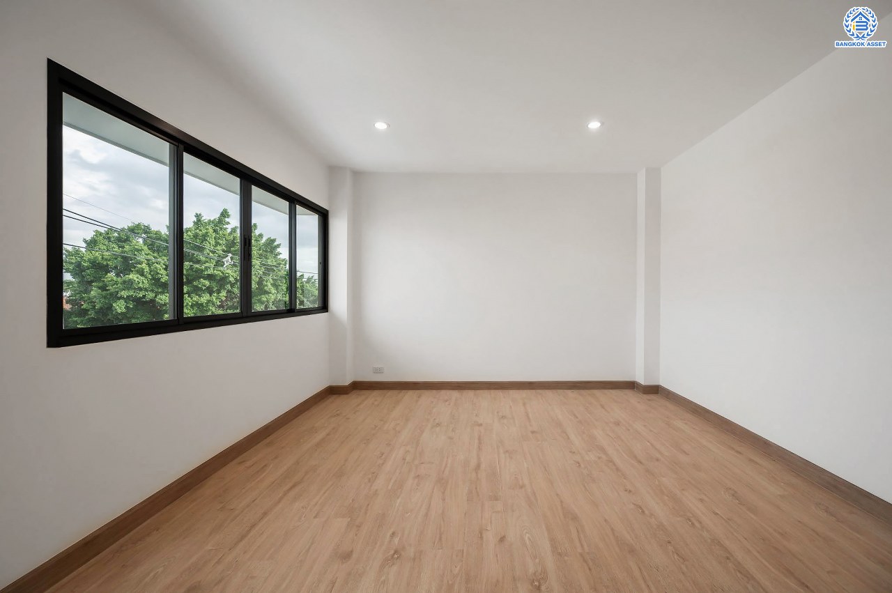 บ้านมือสองตกแต่งใหม่ โครงการ มณธานี บางแค บ้านเดี่ยว 3 ชั้นหลังมุม ดีไซน์หรูหรา เนื้อที่กว้าง 65.6 ตร.ว. พื้นที่ใช้สอย 240 ตร.ม. ฟังก์ชัน 5 ห้องนอน 4 ห้องน้ำ 2 ที่จอดรถ ฟังก์ชันครบตอบทุกไลฟ์สไตล์ บนทำเลศักยภาพ เชื่อมต่อถนนกาญจนาภิเษก ใกล้เดอะมอลล์บางแค ใกล้รถไฟฟ้าสายสีน้ำเงิน "สถานีหลักสอง" และจุดขึ้นทางด่วน "กาญจนาภิเษก"